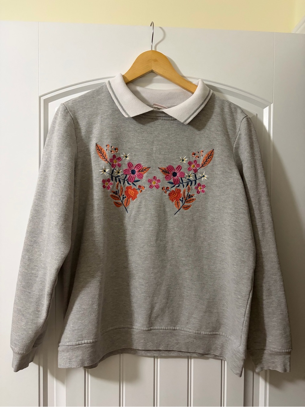 Vintage Gray Embroidered Floral Collared Sweatshirt Size Large